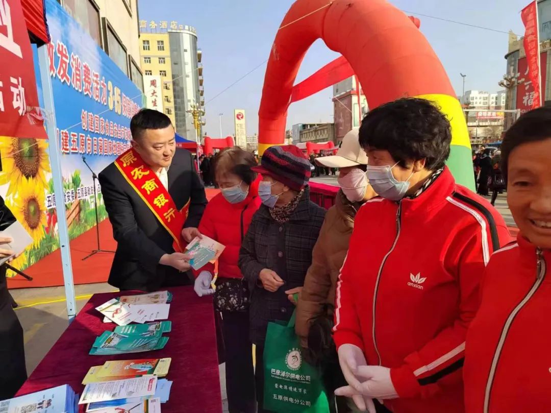 多措并举促宣传 反假货币在行动——五原农商银行积极开展反假货币宣传工作(图3)